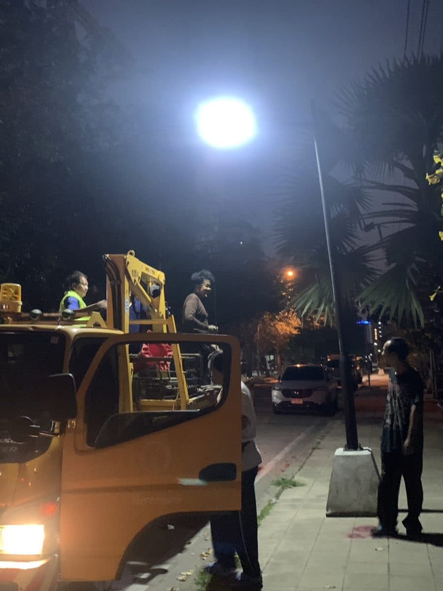 เขตหลักสี่เร่งซ่อมไฟฟ้าชำรุด-ติดโซลาเซลล์ในซอยแจ้งวัฒนะ 5 เพิ่มความปลอดภัยให้ประชาชน