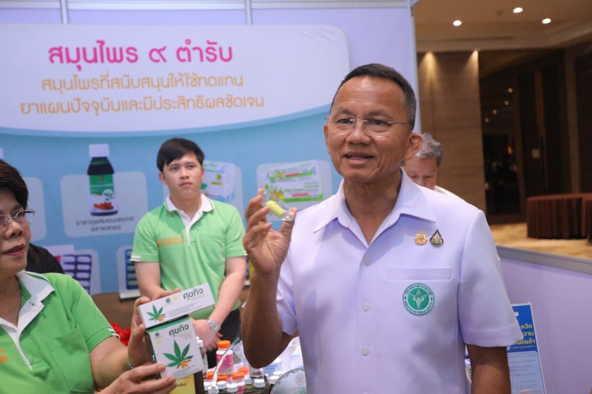 “สมศักดิ์” เปิดประชุมบุคลากรทางการแพทย์ทั่วประเทศ ส่งเสริมใช้ยาสมุนไพร แทน ยาแผนปัจจุบัน