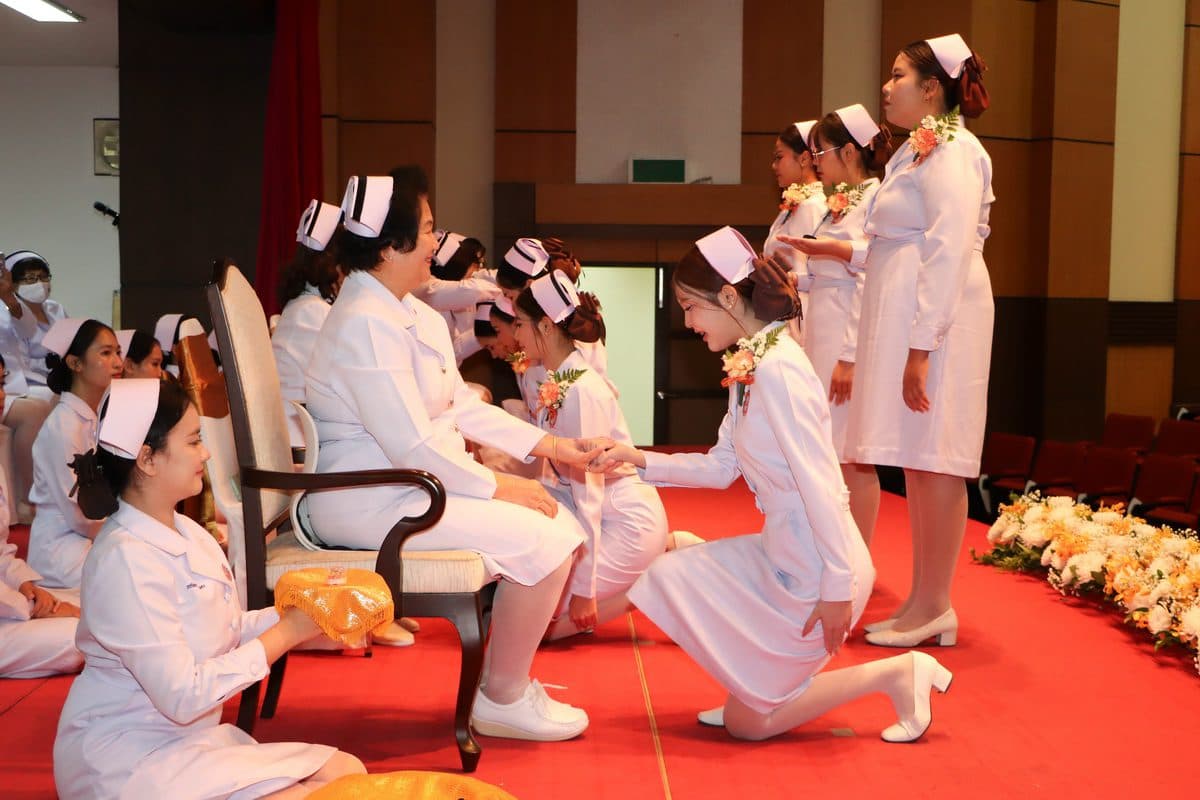 คณะพยาบาลศาสตร์ ม.อีสเทิร์นเอเชีย จัดพิธีประดับขีดหมวกพยาบาล ประจำปีการศึกษา 2567