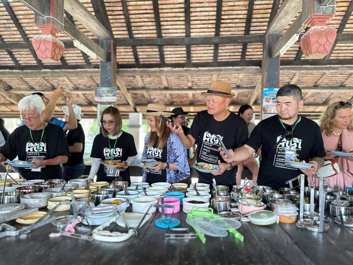 สคล.หนุนปลูกผักอินทรีย์ในครัวเรือน ต.แม่ทอม อ.บางกล่ำ สู่วัตถุดิบปรุงอาหารพร้อมเสิร์ฟ “ปิ่นโตร้อยสาย” สร้างรายได้ชุมชน