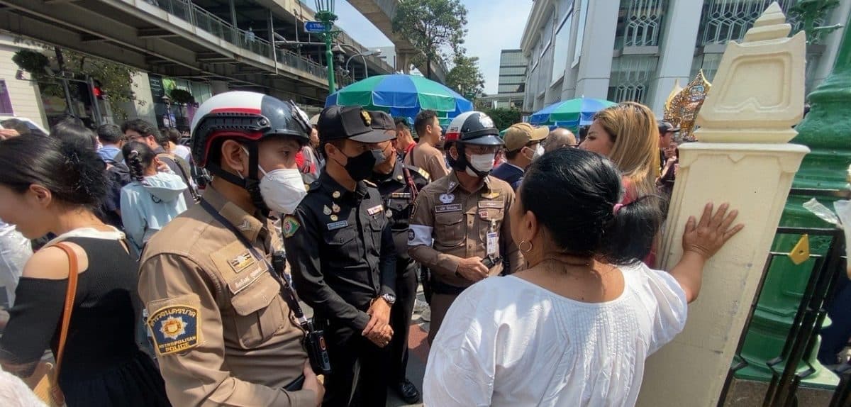 เขตปทุมวันเข้มกวดขันห้ามทำการค้าบนทางเท้ารอบศาลพระพรหม