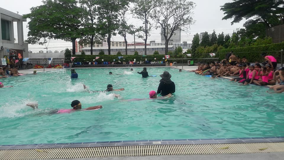 กทม. เข้มความปลอดภัยทางน้ำช่วงปิดเทอม สอนว่ายน้ำฟรี-ติดตั้งราวกันตกริมคลอง