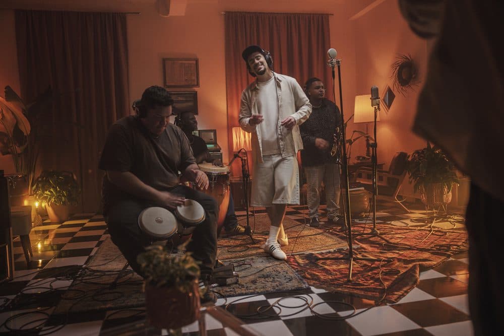 อาดิดาส ออริจินอลส์ แท็กทีม แบด บันนี่ เปิดตัว Ballerina ซิลูเอทใหม่ในสีดำ และสีขาว