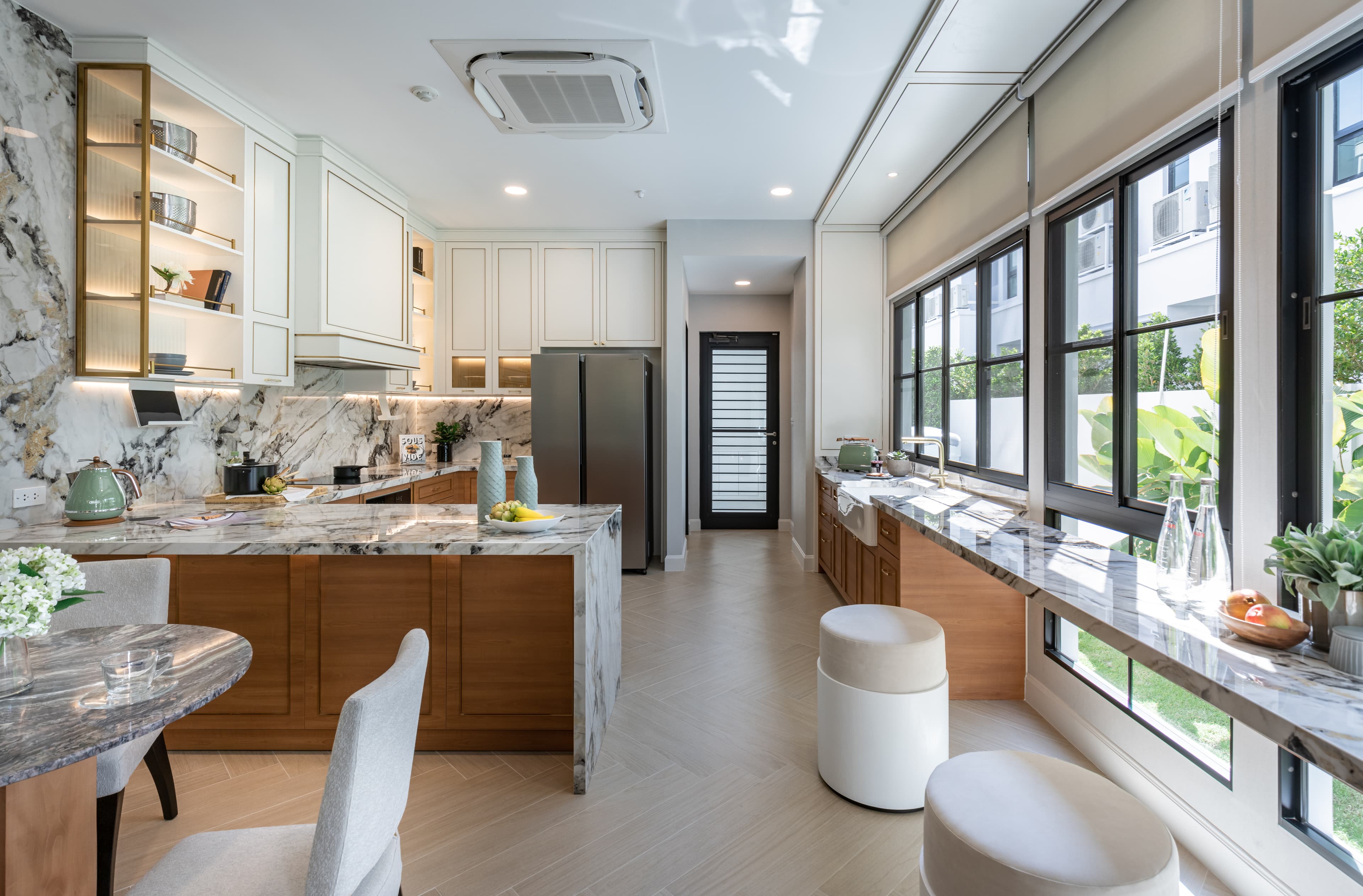 นันทวัน ปิ่นเกล้า - กาญจนา (NANTAWAN Pinklao - Kanchana)