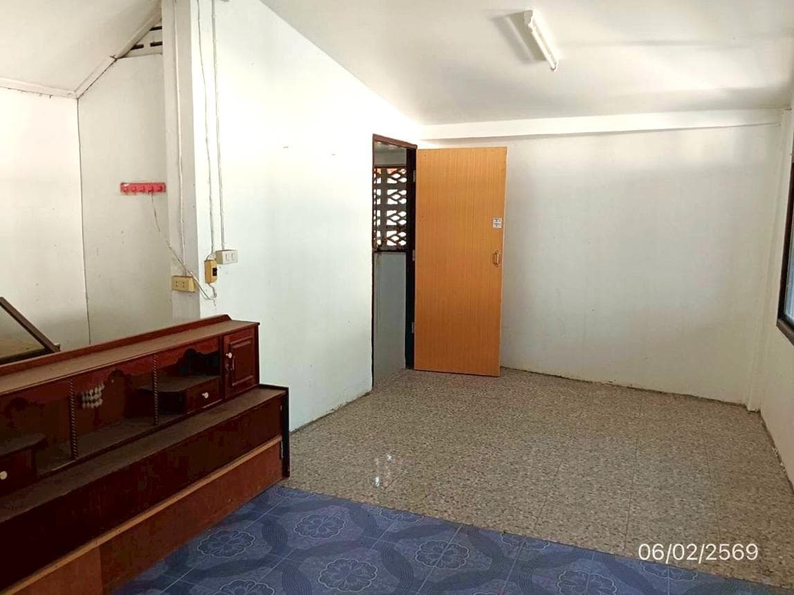 บ้านเดี่ยวหลังใหญ่ 4 ห้องนอน 2 ห้องน้ำ พื้นที่ใช้สอย 213 ตร.ม. บนเนื้อที่ 86.9 ตร.ว. ทำเลศักยภาพ ใจกลางเมืองแม่ฮ่องสอน จ.แม่ฮ่องสอน