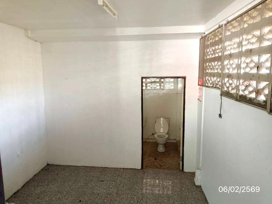 บ้านเดี่ยวหลังใหญ่ 4 ห้องนอน 2 ห้องน้ำ พื้นที่ใช้สอย 213 ตร.ม. บนเนื้อที่ 86.9 ตร.ว. ทำเลศักยภาพ ใจกลางเมืองแม่ฮ่องสอน จ.แม่ฮ่องสอน