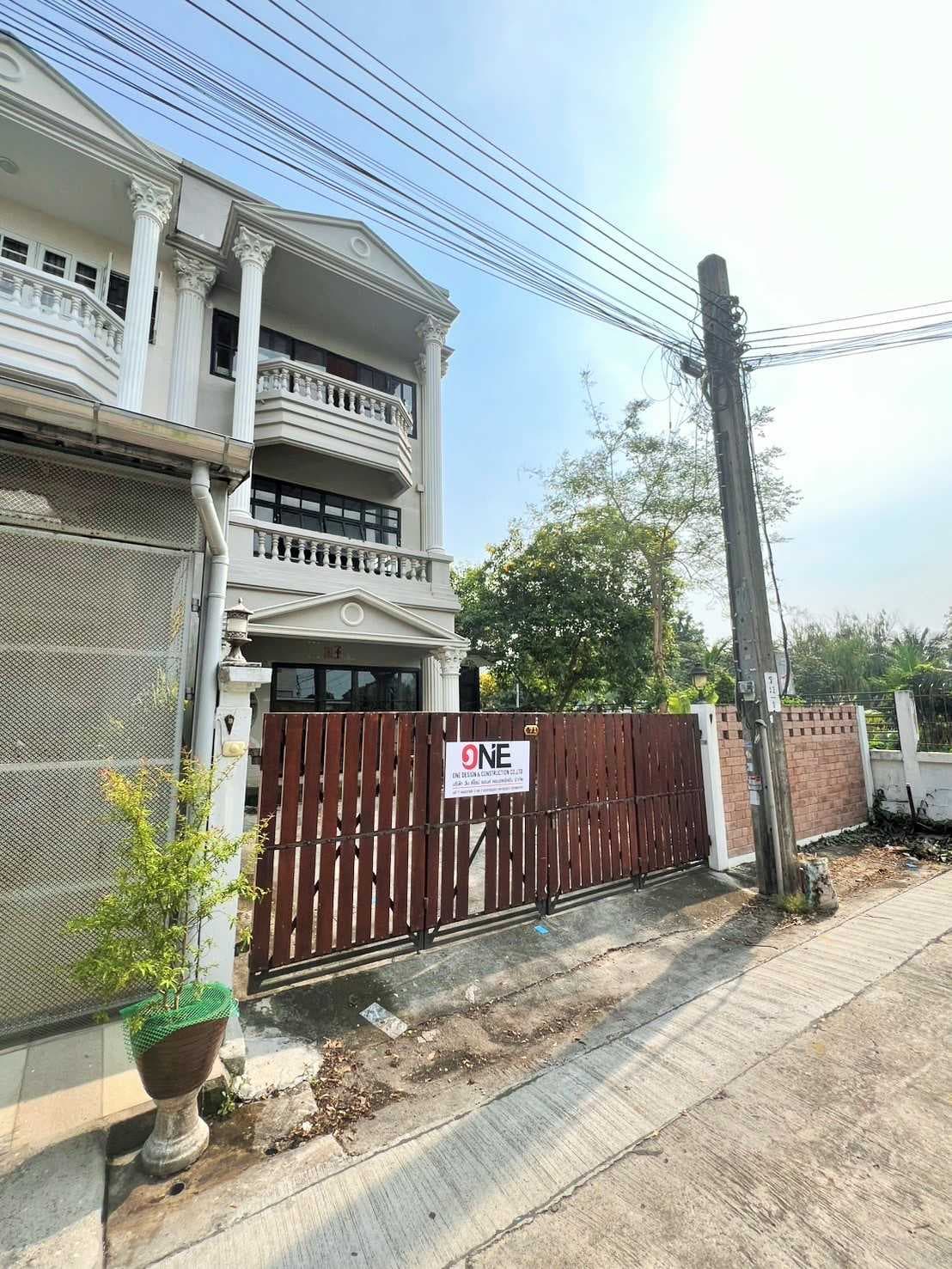 อาคารพาณิชย์ 3 ชั้น เนื้อที่ 36.3 ตร.ว. ซอยประชาอุทิศ 12 ถนนประชาอุทิศ แขวงราษฎร์บูรณะ เขตราษฎร์บูรณะ กรุงเทพมหานคร