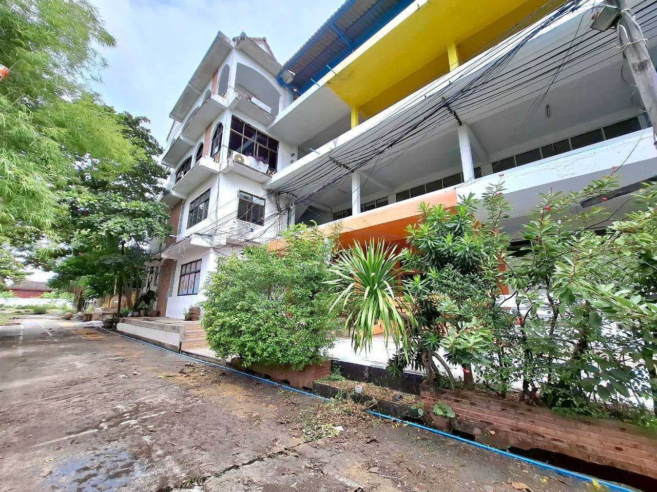 ขายที่ดิน พร้อมสิ่งปลูกสร้าง ขนาด 6-1-68 ไร่ ติดถนนประชาชื่น และคลองประปา **ใกล้ ม.ธุรกิจบัณฑิตย์**