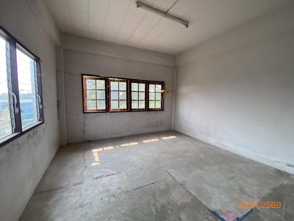 ขายอาคารพาณิชย์ เมืองสมุทรปราการ สมุทรปราการ ทำเลท้ายบ้าน เนื้อที่ 22.4 ตร.ว. พื้นที่ใช้สอย 180 ตร.ม. 2 ห้องนอน 3 ห้องน้ำ สภาพดี เหมาะสำหรับประกอบกิจการและลงทุน