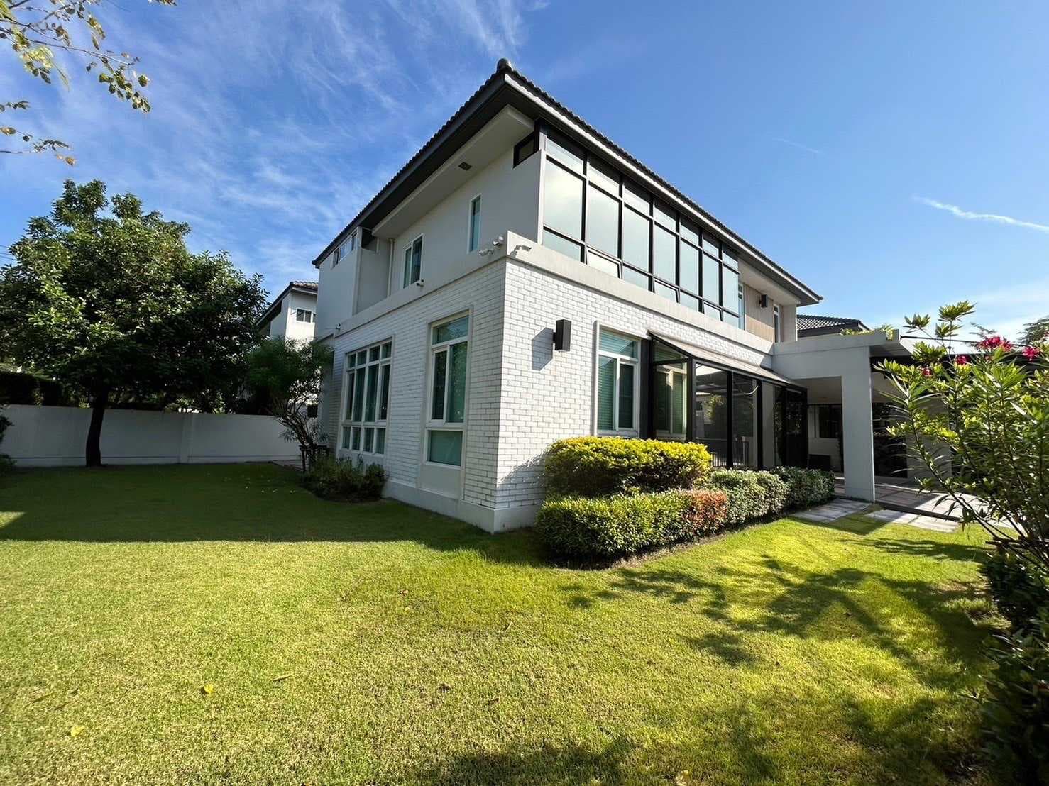 ขาย บ้านเดี่ยวหมู่บ้านมัณฑนาเวสเกต ย่านนนทบุรี 330 ตร.ม. 107 ตร.วา 4 นอน 6 น้ำ ใกล้ Central Westgate