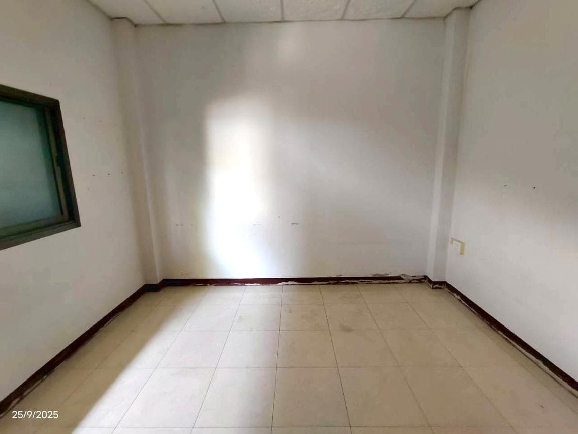 บ้านเดี่ยว หมากแข้ง เมืองอุดรธานี อุดรธานี 3 ห้องนอน 3 ห้องน้ำ พื้นที่ 165 ตร.ม. บนที่ดินขนาดใหญ่ 98.8 ตร.ว. ทำเลใจกลางเมืองใกล้แหล่งช้อปปิ้งและสถานศึกษา ราคาพิเศษ 4.48 ล้าน
