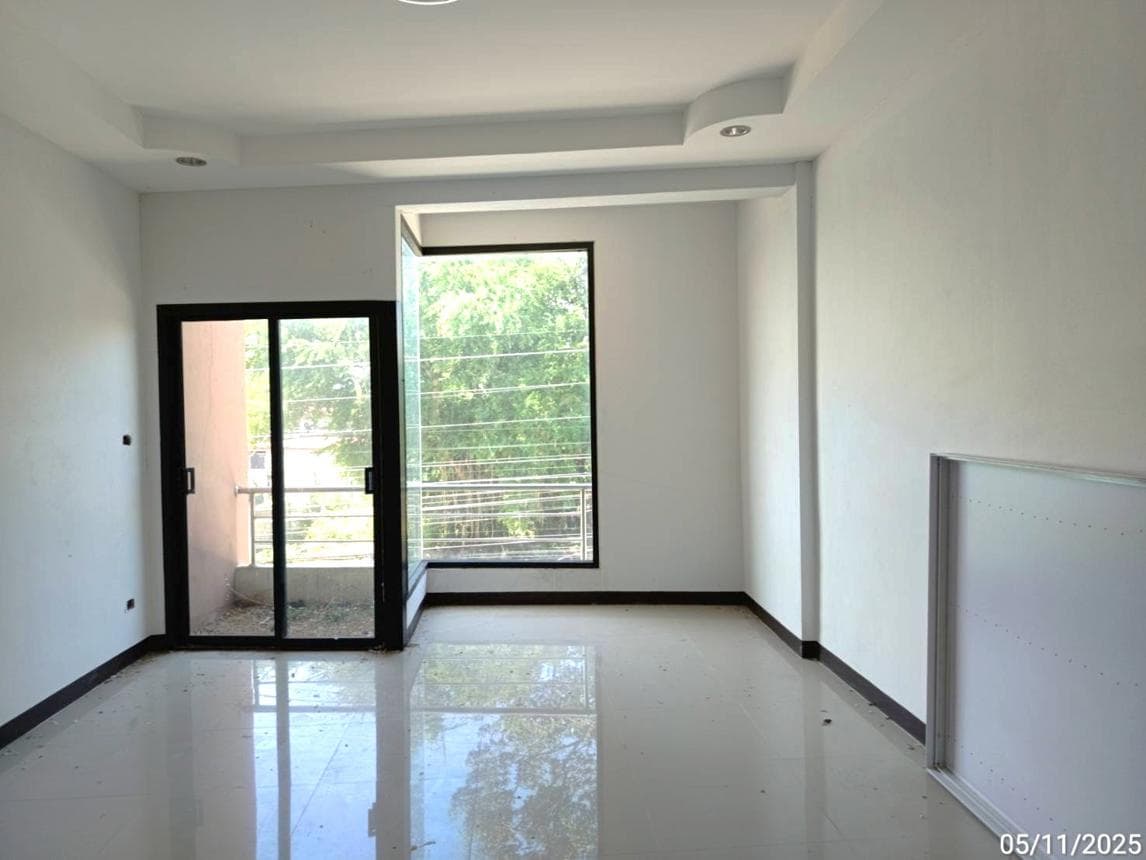 อาคารพาณิชย์ทำเลการค้า 4 ห้องนอน พื้นที่ 200 ตร.ม. นิคม สตึก บุรีรัมย์