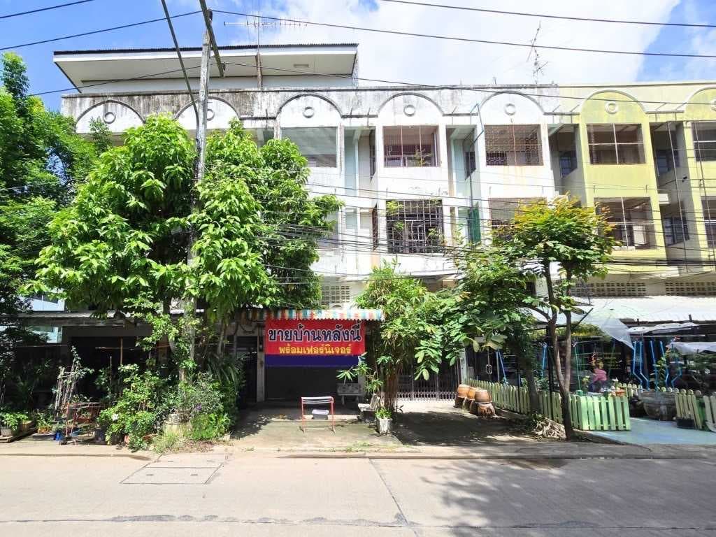 ขายอาคารพาณิชย์ 4.5 ชั้นติดถนนพระลือ