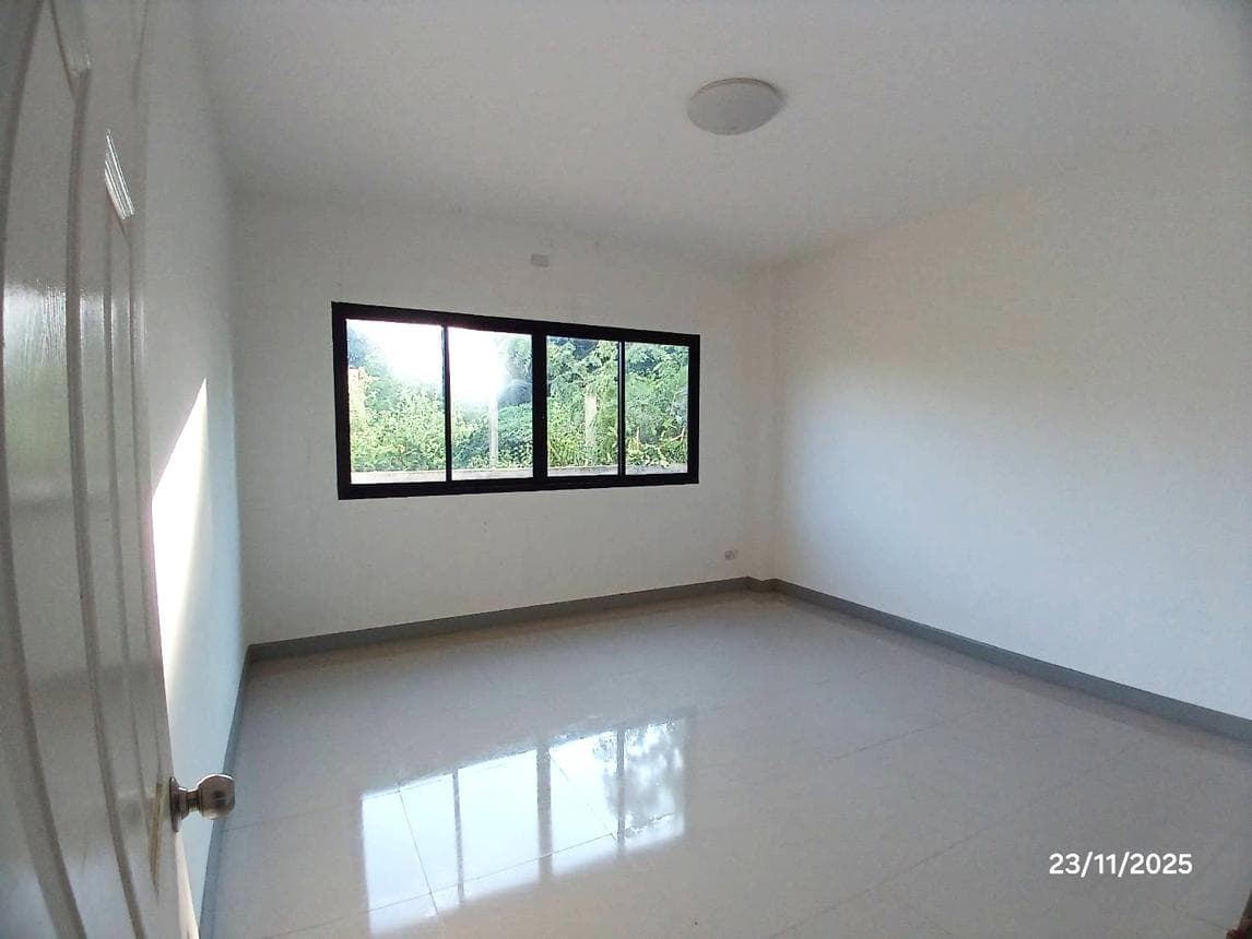 บ้านเดี่ยวหลังใหญ่ บ้านแป้น เมืองลำพูน 5 ห้องนอน 1 ห้องน้ำ พื้นที่ใช้สอย 372 ตร.ม. บนที่ดิน 50 ตร.ว. ทำเลดีเดินทางสะดวก ราคาพิเศษ 5.19 ล้าน