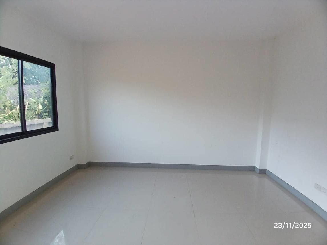 บ้านเดี่ยวหลังใหญ่ บ้านแป้น เมืองลำพูน 5 ห้องนอน 1 ห้องน้ำ พื้นที่ใช้สอย 372 ตร.ม. บนที่ดิน 50 ตร.ว. ทำเลดีเดินทางสะดวก ราคาพิเศษ 5.19 ล้าน