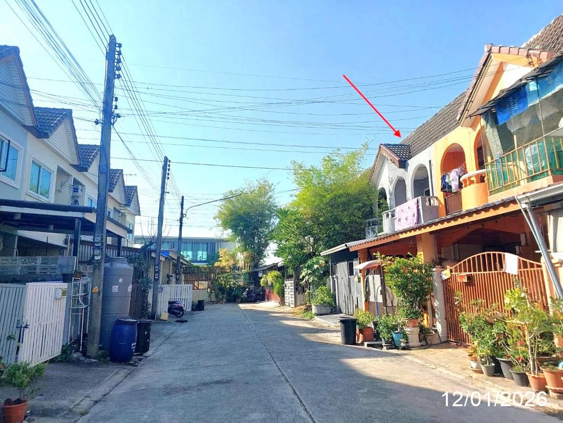 ขายทาวน์เฮ้าส์ ริมน้ำ (Rim Nam) 2 ชั้น 2 ห้องนอน 2 ห้องน้ำ พื้นที่ 102 ตร.ม. ทำเลดี ย่านหลักหก เมืองปทุมธานี เดินทางสะดวกใกล้รถไฟฟ้าสายสีแดงและ ม.รังสิต