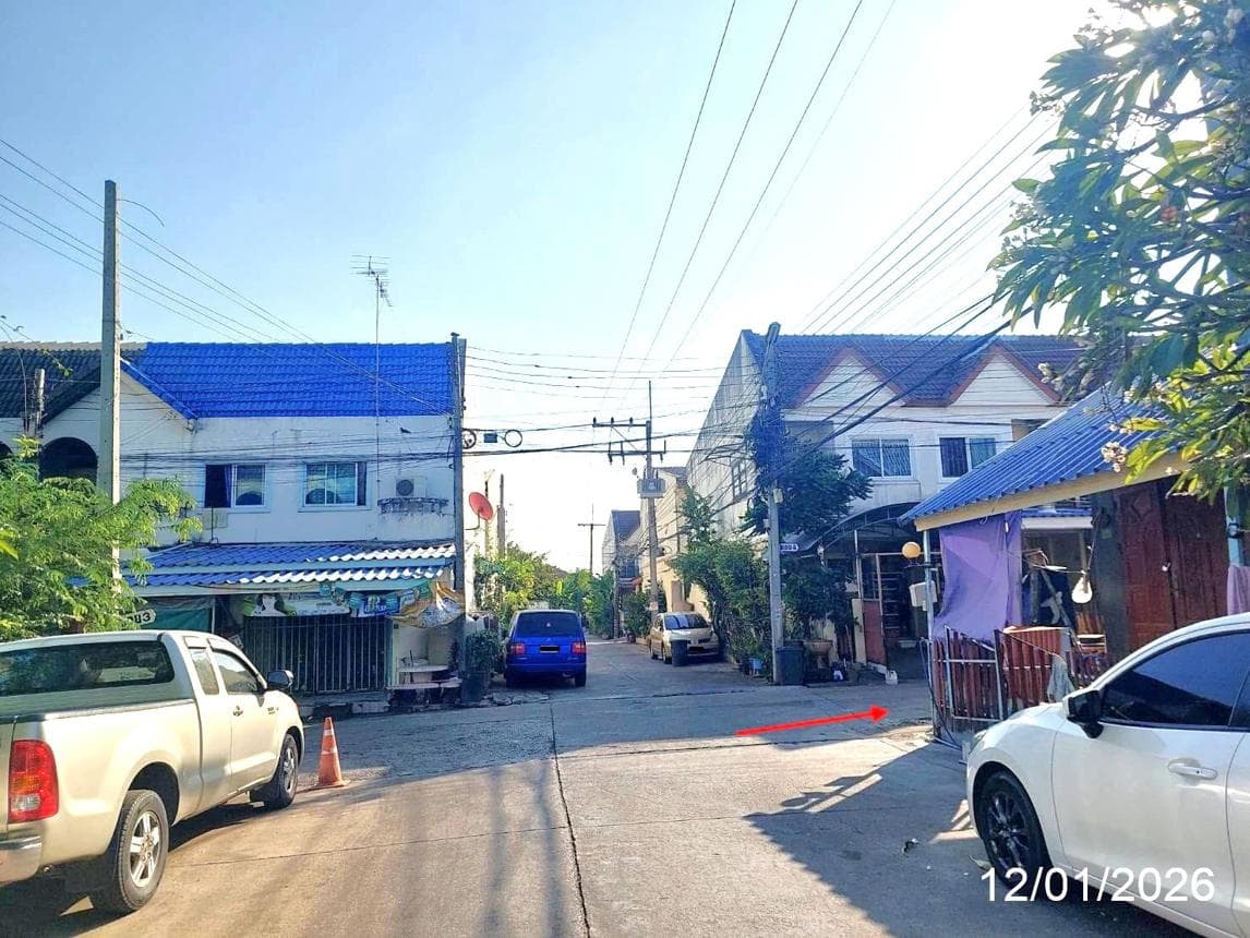 ขายทาวน์เฮ้าส์ ริมน้ำ (Rim Nam) 2 ชั้น 2 ห้องนอน 2 ห้องน้ำ พื้นที่ 102 ตร.ม. ทำเลดี ย่านหลักหก เมืองปทุมธานี เดินทางสะดวกใกล้รถไฟฟ้าสายสีแดงและ ม.รังสิต