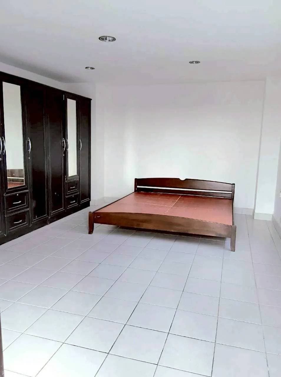 ทิพยฤกษ์ คอนโดมิเนียม (Thipphayaroek Condominium) คอนโดห้องใหญ่ ทำเลปิ่นเกล้า ความเป็นส่วนตัวสูง ในราคาไม่ถึง 2 ล้าน!