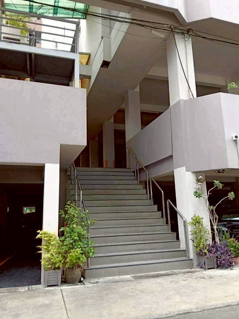 ทิพยฤกษ์ คอนโดมิเนียม (Thipphayaroek Condominium) คอนโดห้องใหญ่ ทำเลปิ่นเกล้า ความเป็นส่วนตัวสูง ในราคาไม่ถึง 2 ล้าน!