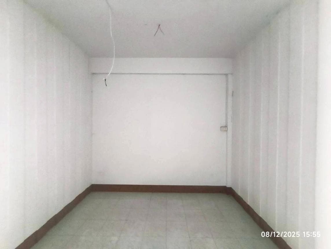 อาคารพาณิชย์ เวียง เวียงป่าเป้า เชียงราย พื้นที่ใช้สอย 136 ตร.ม. 1 ห้องนอน 2 ห้องน้ำ บนที่ดิน 20 ตร.ว. ทำเลดีติดถนนใหญ่ เหมาะสำหรับค้าขายและอยู่อาศัย ราคาคุ้มค่าเพียง 2.6 ล้าน