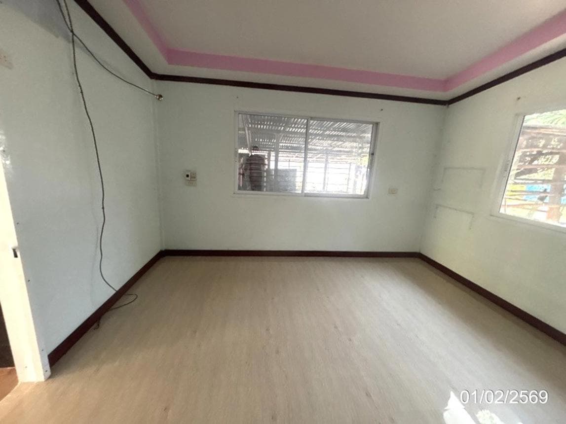 บ้านเดี่ยว ศรีสะอาด ขุขันธ์ ศรีสะเกษ 2 ห้องนอน 1 ห้องน้ำ พื้นที่กว้างขวางพิเศษ 252 ตร.ม. บนที่ดิน 26 ตร.ว. ทำเลสงบเดินทางสะดวก ราคาพิเศษ 2.08 ล้าน