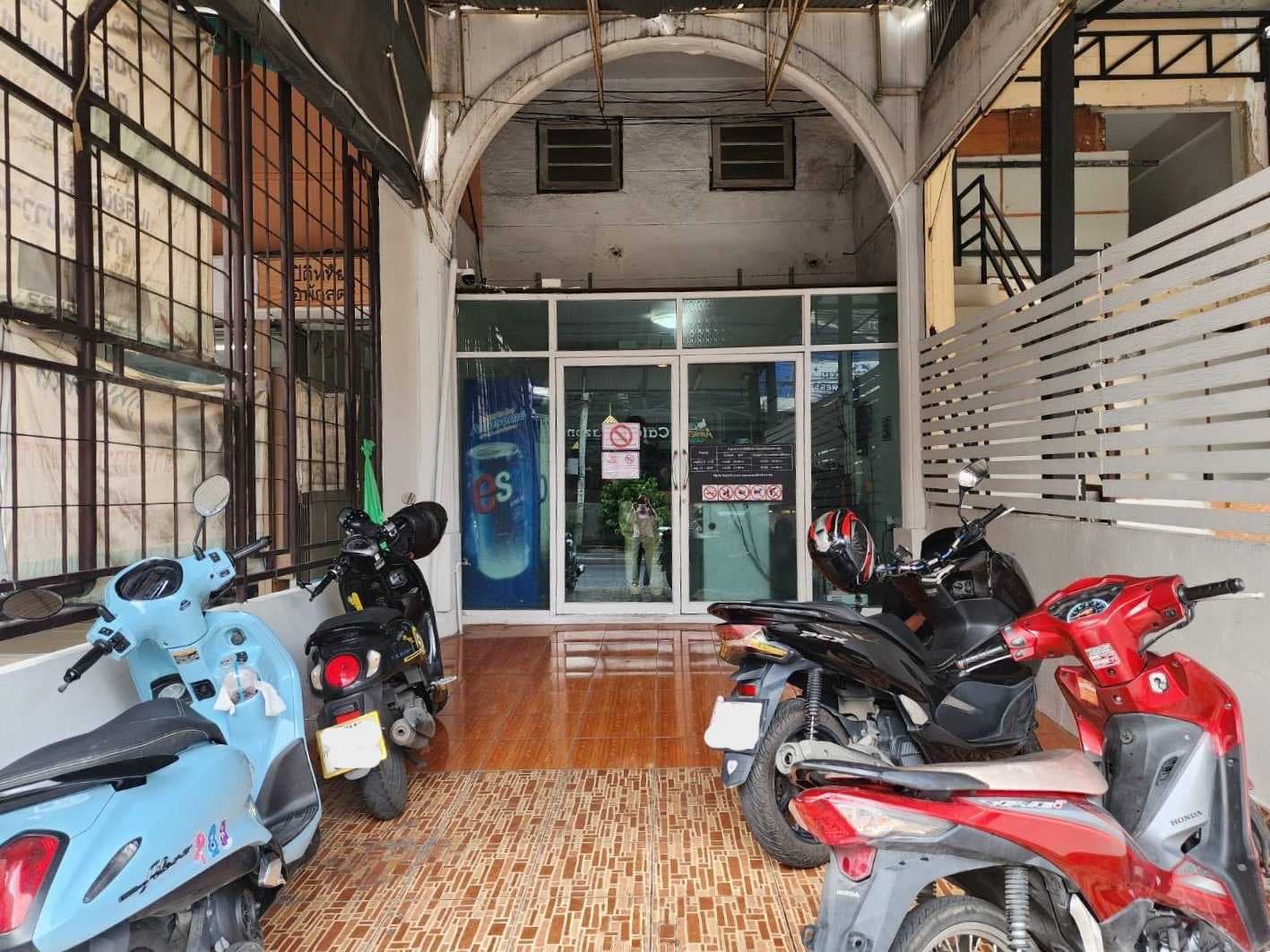 ขาย ร้านอินเตอร์เน็ต พร้อมตึกและอุปกรณ์ ทำธุรกิจต่อได้เลย ผลตอบแทน 9%-10% ซอยมหาดไทย (ลาดพร้าว 122 และรามคำแหง 65)