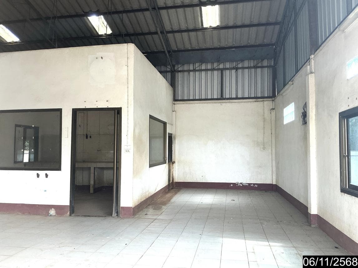 ขายโกดัง/โรงงาน พื้นที่ใช้สอย 183.6 ตร.ม. บนเนื้อที่ 40 ตร.ว. ทำเลศักยภาพ ตำบลแชะ อำเภอครบุรี นครราชสีมา ราคาคุ้มค่า