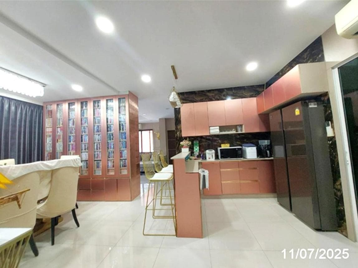 ขายบ้านเดี่ยว ชวนชมพาร์ค 2 (Chuanchom Park 2) ไทรน้อย นนทบุรี หลังใหญ่ 3 ห้องนอน 4 ห้องน้ำ พื้นที่ใช้สอย 294.5 ตร.ม. ทำเลดี บรรยากาศร่มรื่น