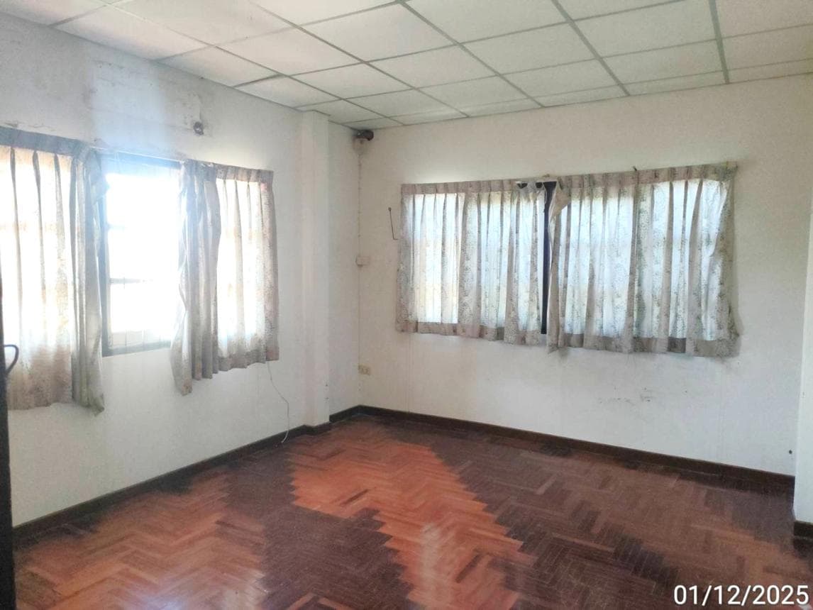 บ้านเดี่ยว ขอนแก่น เมืองร้อยเอ็ด ร้อยเอ็ด พื้นที่ 35.8 ตร.ว. พื้นที่ใช้สอย 421 ตร.ม. 3 ห้องนอน 2 ห้องน้ำ