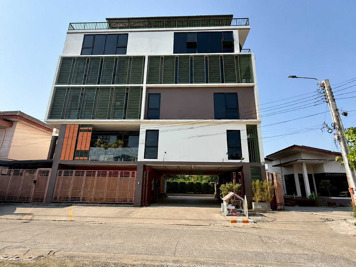 ขาย อาคารสำนักงาน 5 ชั้น พร้อมใช้งาน ที่ดิน 212 ตร.ว. พื้นที่ใช้สอย 1,022 ตร.ม. ทำเลศักยภาพ ซอยคู้บอน ใกล้ถนนใหญ่เพียง 150 เมตร