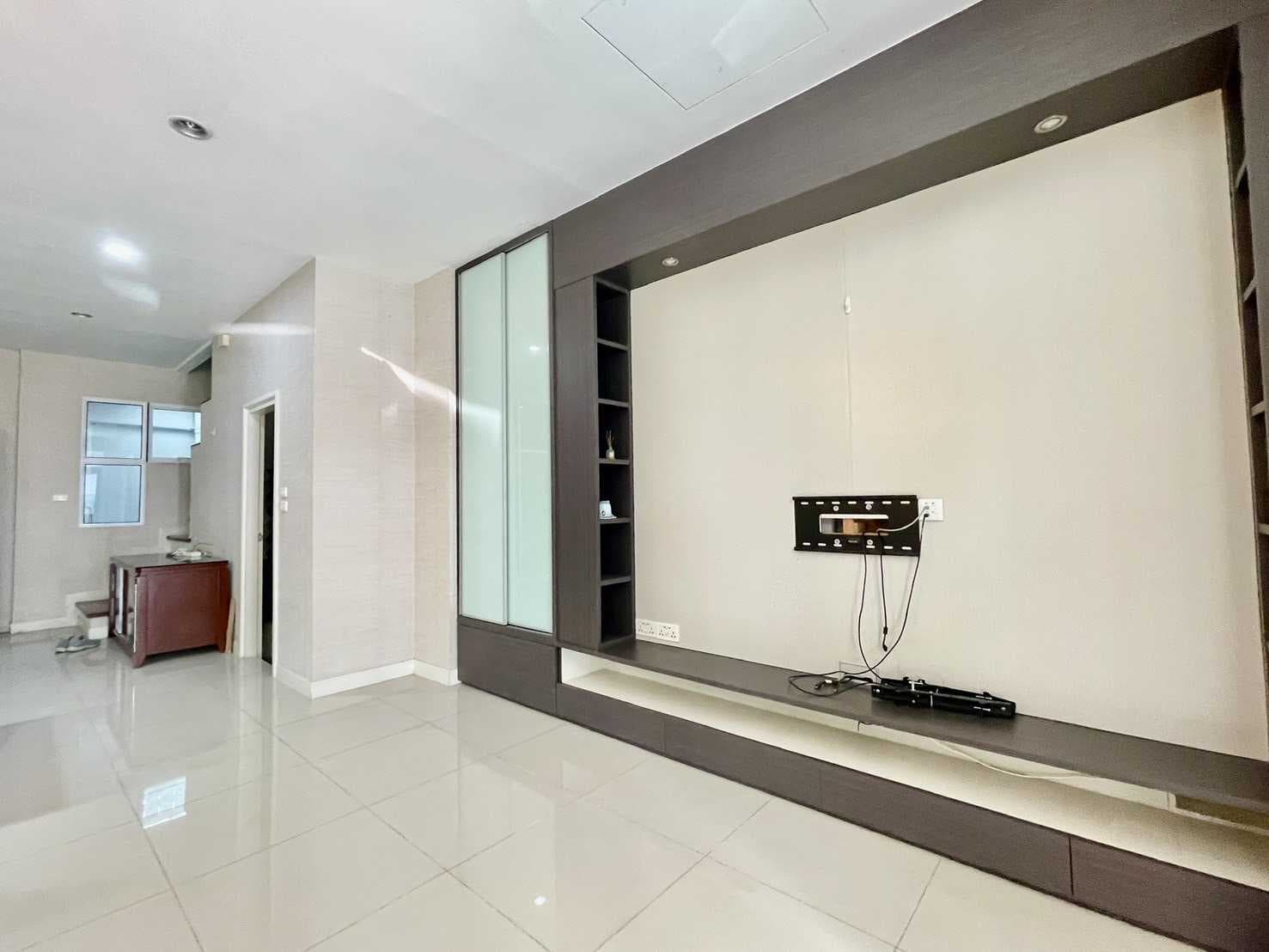 ขายทาวน์โฮม 3 ชั้น *ทำเลทอง* หมู่บ้านลีออง ซ.สุขุมวิท 62, 25 ตรว. 218 ตรม.