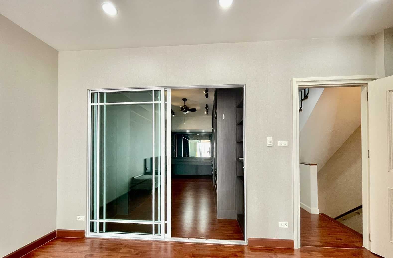 ขายทาวน์โฮม 3 ชั้น *ทำเลทอง* หมู่บ้านลีออง ซ.สุขุมวิท 62, 25 ตรว. 218 ตรม.