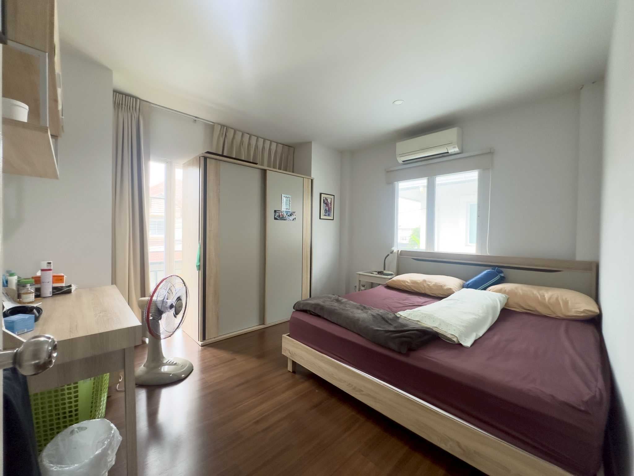 บ้านเดี่ยว 2 หลัง เชื่อมถึงกัน SKY ดอนเมือง – สรงประภา 111 ตร.วา 6 นอน 6 น้ำ เดินเชื่อมเข้าหากันได้ เหมาะสำหรับครอบครัวใหญ่หรืออยู่หลายเจเนอเรชัน