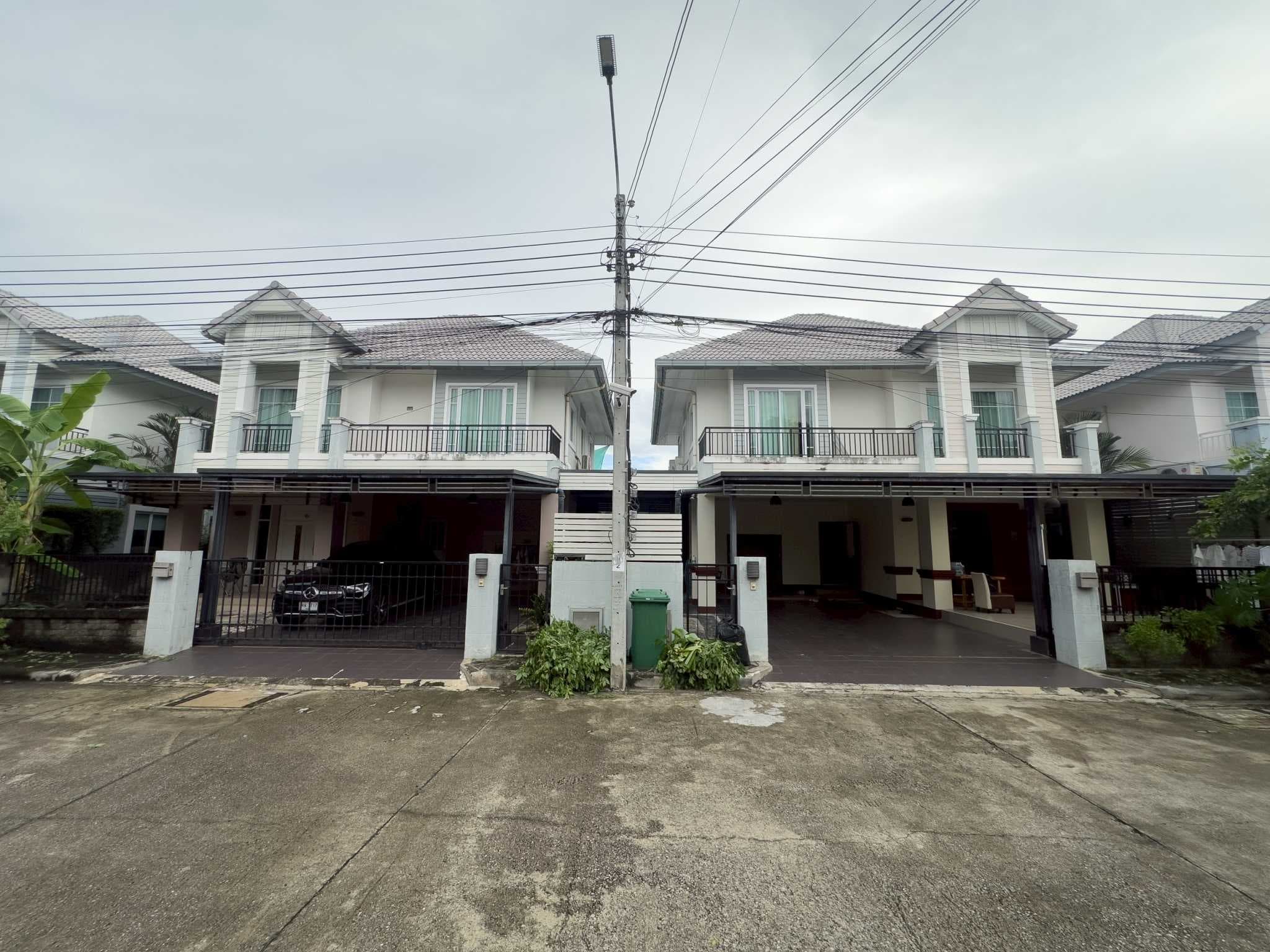 บ้านเดี่ยว 2 หลัง เชื่อมถึงกัน SKY ดอนเมือง – สรงประภา 111 ตร.วา 6 นอน 6 น้ำ เดินเชื่อมเข้าหากันได้ เหมาะสำหรับครอบครัวใหญ่หรืออยู่หลายเจเนอเรชัน