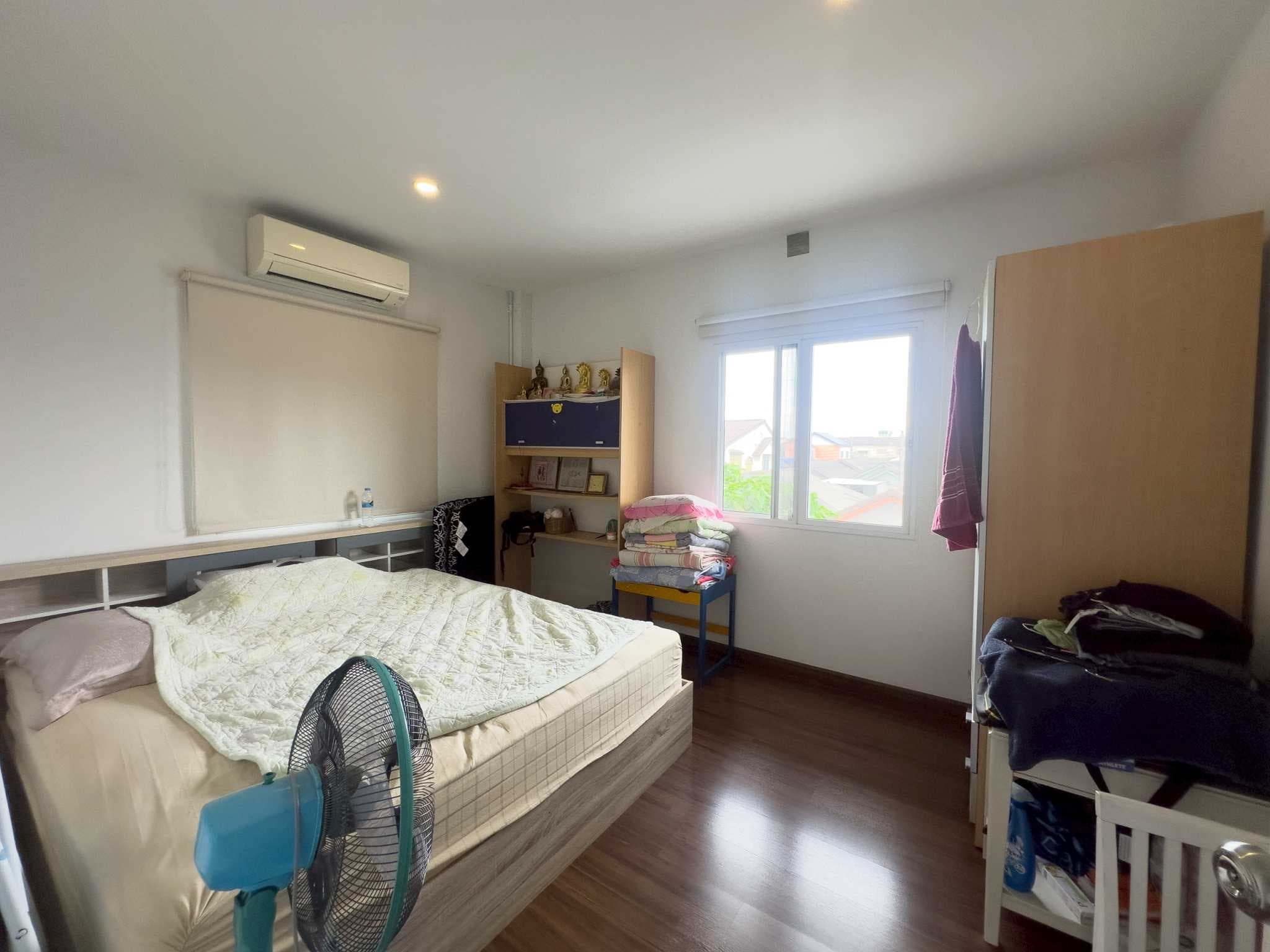 บ้านเดี่ยว 2 หลัง เชื่อมถึงกัน SKY ดอนเมือง – สรงประภา 111 ตร.วา 6 นอน 6 น้ำ เดินเชื่อมเข้าหากันได้ เหมาะสำหรับครอบครัวใหญ่หรืออยู่หลายเจเนอเรชัน