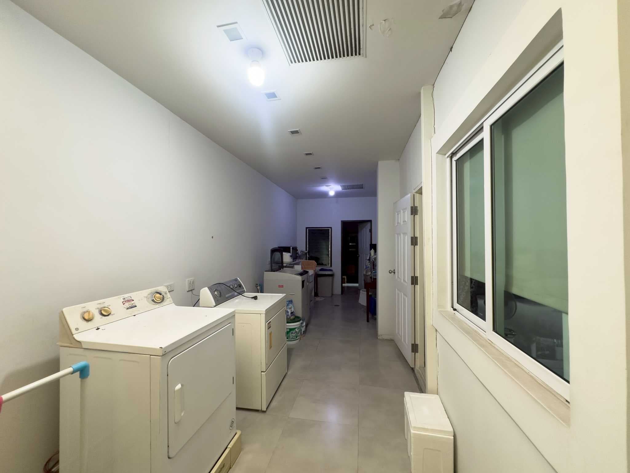 บ้านเดี่ยว 2 หลัง เชื่อมถึงกัน SKY ดอนเมือง – สรงประภา 111 ตร.วา 6 นอน 6 น้ำ เดินเชื่อมเข้าหากันได้ เหมาะสำหรับครอบครัวใหญ่หรืออยู่หลายเจเนอเรชัน