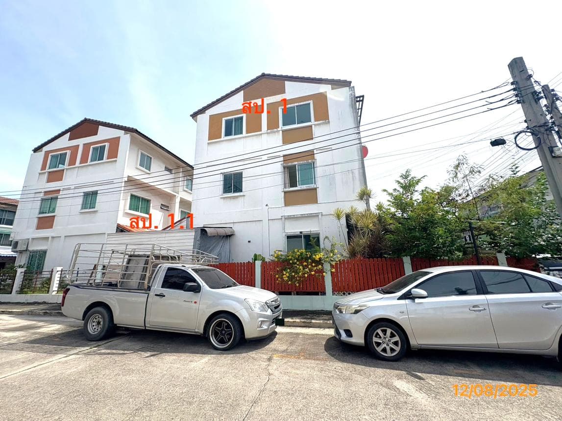 ขายทาวน์เฮ้าส์ ประชาสุข เลค แอนด์ มอลล์ พระราม 2 (Prachasuk Lake & Mall) บางขุนเทียน 4 ห้องนอน พื้นที่กว้าง 181.25 ตร.ม. ทำเลดีเดินทางสะดวกนั่นเอง