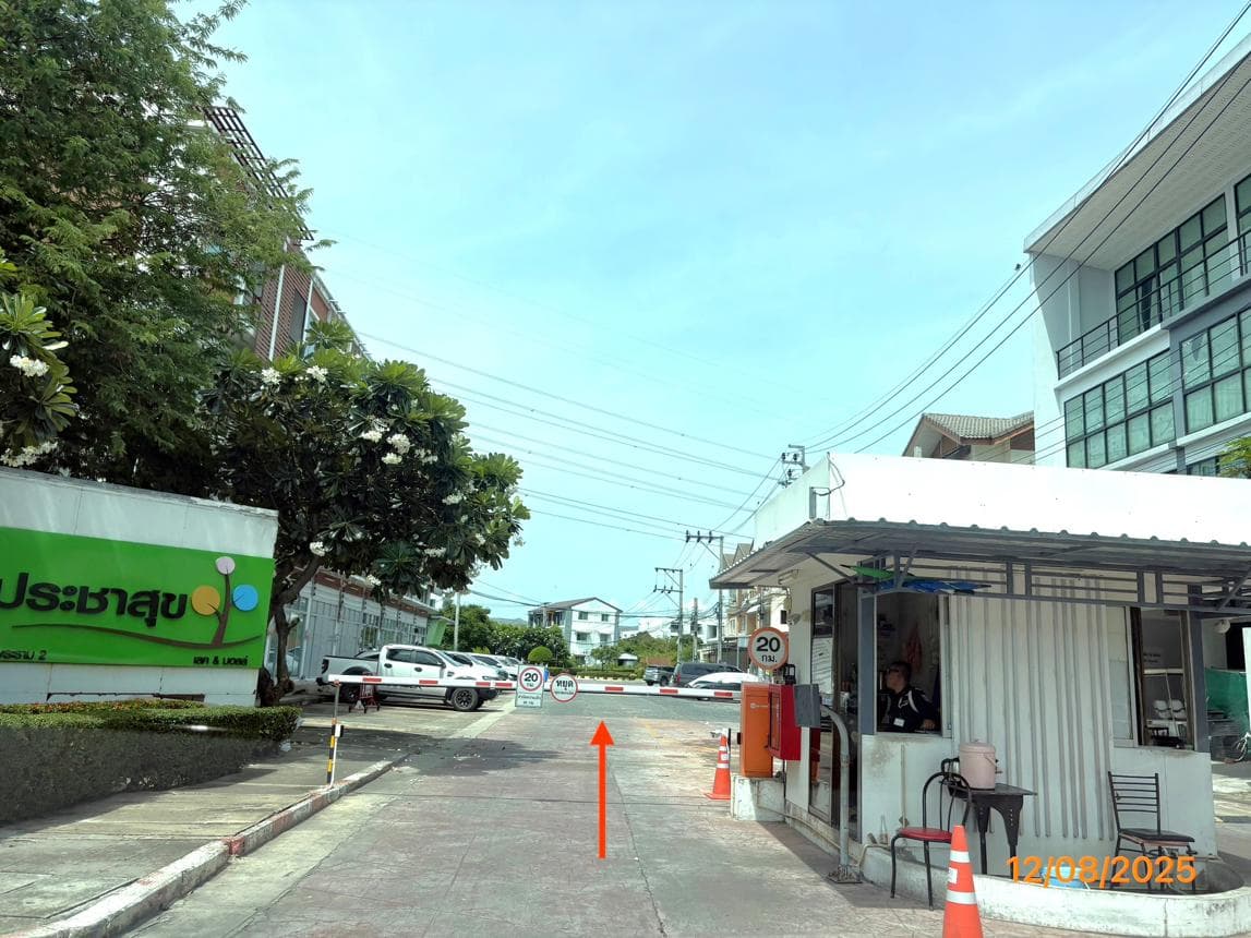 ขายทาวน์เฮ้าส์ ประชาสุข เลค แอนด์ มอลล์ พระราม 2 (Prachasuk Lake & Mall) บางขุนเทียน 4 ห้องนอน พื้นที่กว้าง 181.25 ตร.ม. ทำเลดีเดินทางสะดวกนั่นเอง