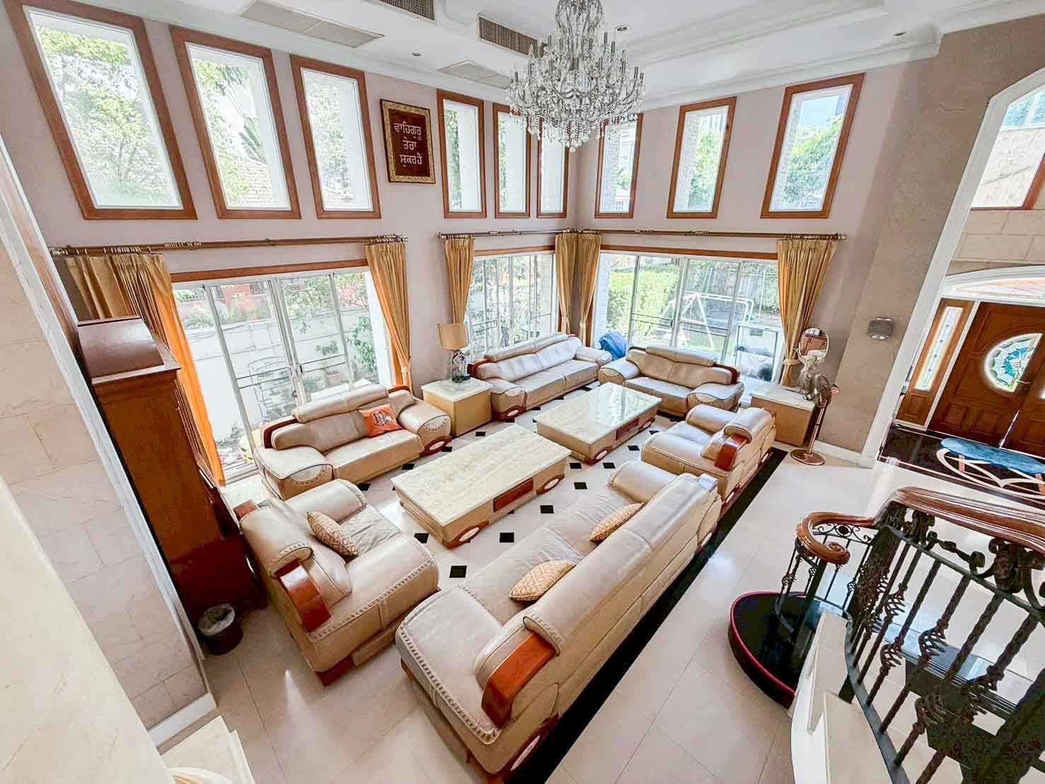 ขาย บ้านเดี่ยว สุขุมวิท ซอย 4 (ซอยสมาหาร) 9 นอน 195 ตรว 1,800 ตรม เหมาะสำหรับครอบครัวใหญ่ 3.5 ชั้น