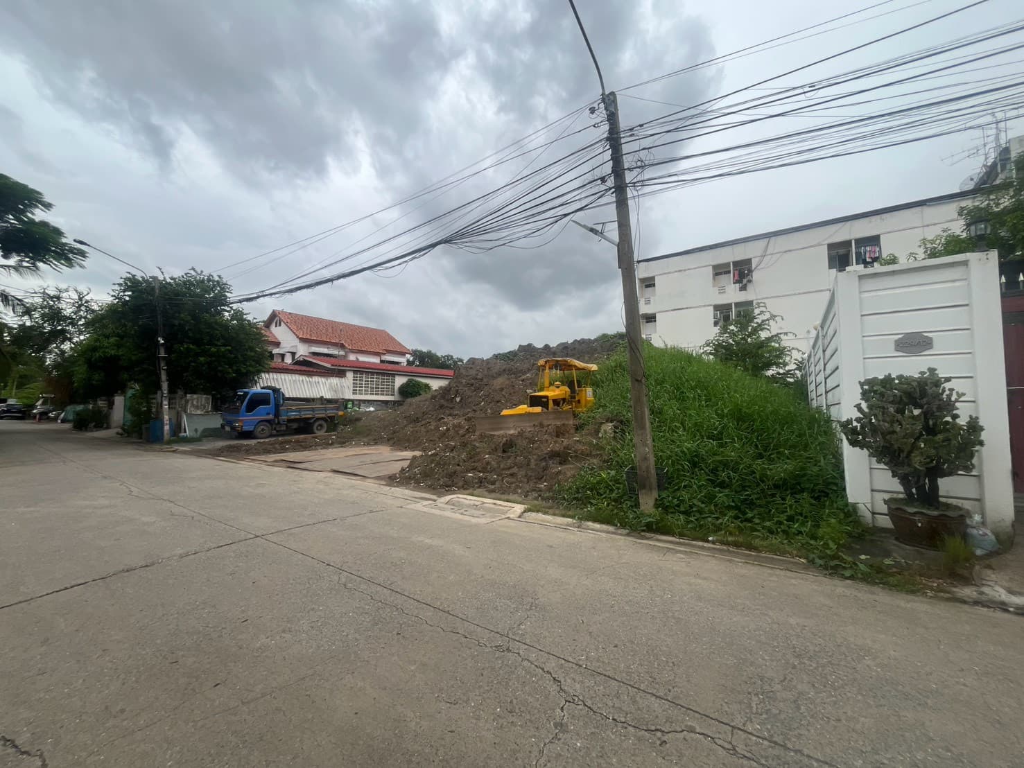ทำเลทองด่วน! ขายที่ดินถมแล้ว 141 ตร.ว. วิภาวดี 60 (แยก 24) สร้างบ้านสวยได้ทันที