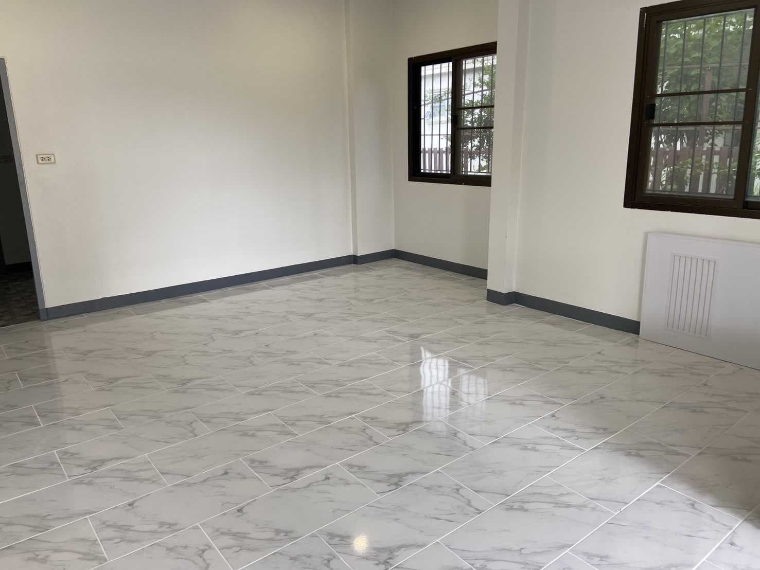 บ้านเดี่ยว ม.วีพี1 ปรับปรุงใหม่ พร้อมอยู่ เนื้อที่ 73.3 ตร.ว การเดินทางสะดวก อยู่ใกล้ตลาดร่วมเจริญสระโคล่ ประมาณ 2 กม.