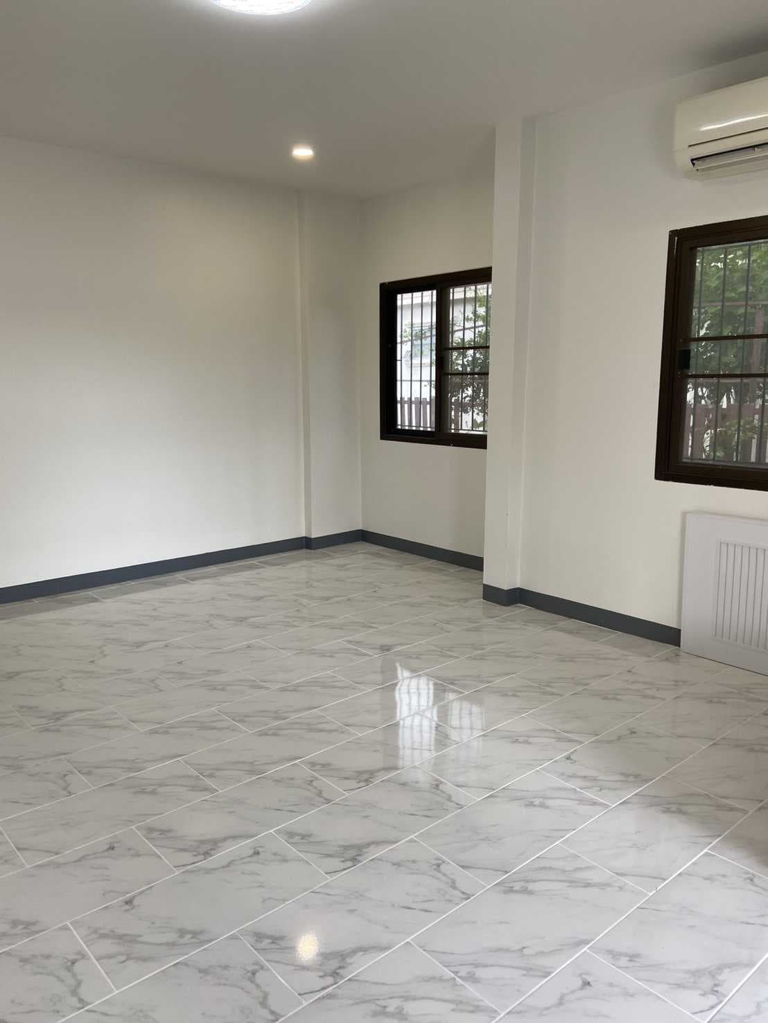 บ้านเดี่ยว ม.วีพี1 ปรับปรุงใหม่ พร้อมอยู่ เนื้อที่ 73.3 ตร.ว การเดินทางสะดวก อยู่ใกล้ตลาดร่วมเจริญสระโคล่ ประมาณ 2 กม.