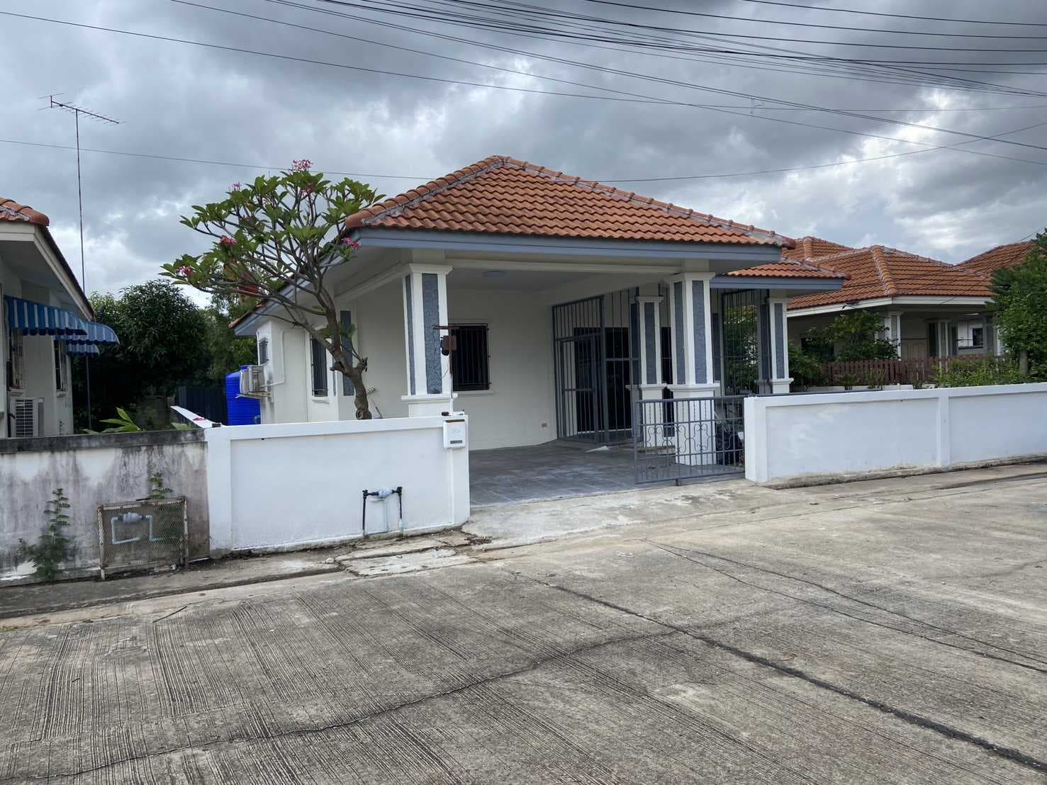 บ้านเดี่ยว ม.วีพี1 ปรับปรุงใหม่ พร้อมอยู่ เนื้อที่ 73.3 ตร.ว การเดินทางสะดวก อยู่ใกล้ตลาดร่วมเจริญสระโคล่ ประมาณ 2 กม.