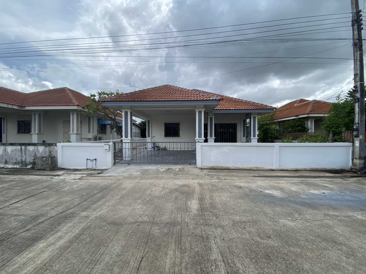 บ้านเดี่ยว ม.วีพี1 ปรับปรุงใหม่ พร้อมอยู่ เนื้อที่ 73.3 ตร.ว การเดินทางสะดวก อยู่ใกล้ตลาดร่วมเจริญสระโคล่ ประมาณ 2 กม.