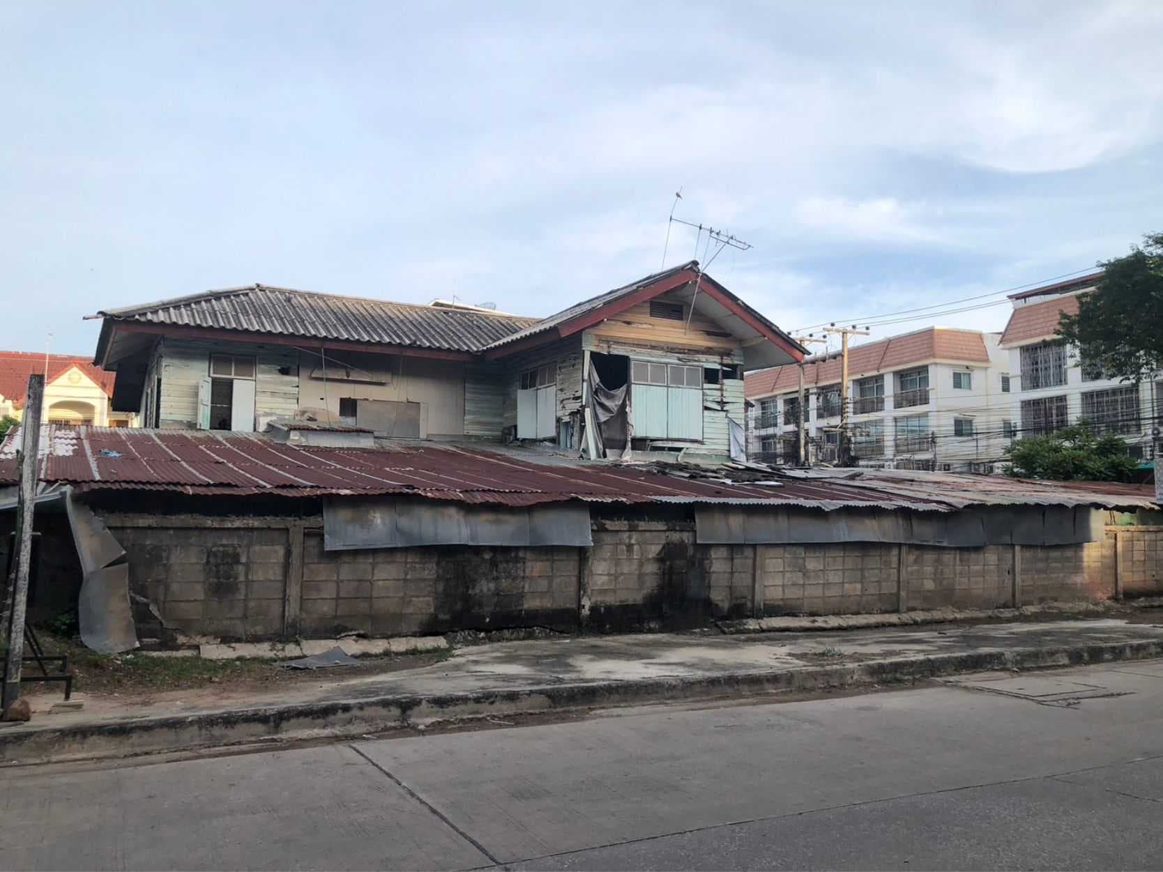 ที่ดินแปลงมุม 179ตร.วา ทำเลทองในเมือง ติดถนน3ฝั่ง ผังเมืองสีส้ม