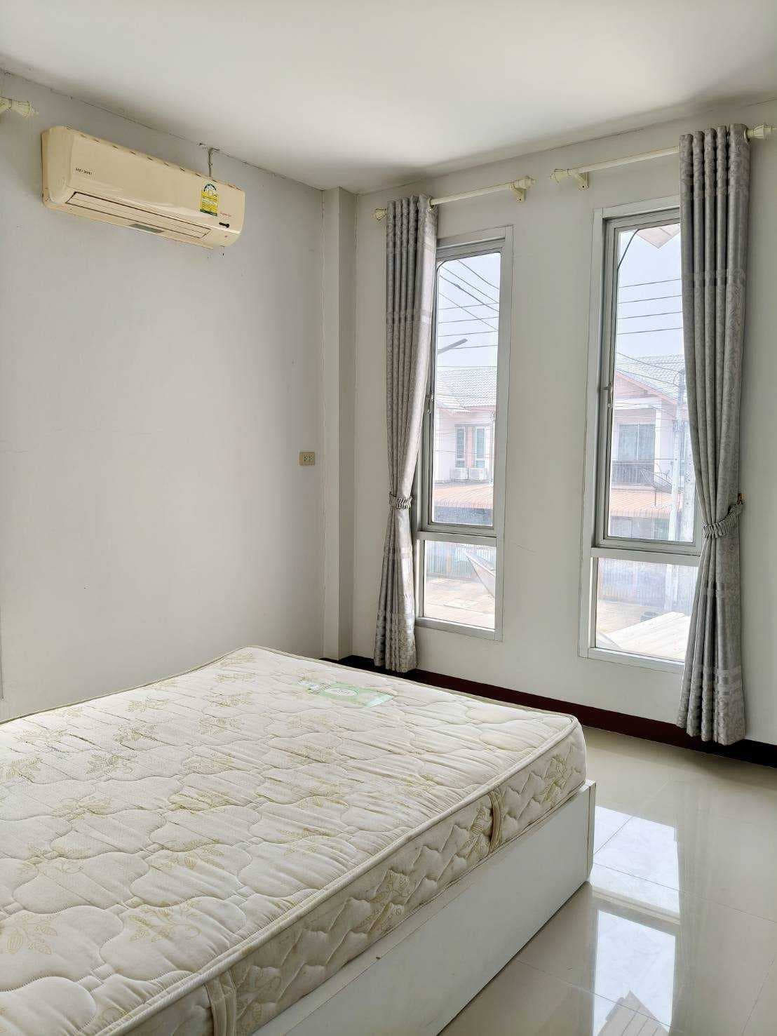 บ้านพร้อมอยู่สไตล์โมเดิร์น ใกล้แยกวุ่นวาย หมู่บ้านวนาทาวน์โฮม สะดวกทุกการใช้ชีวิต