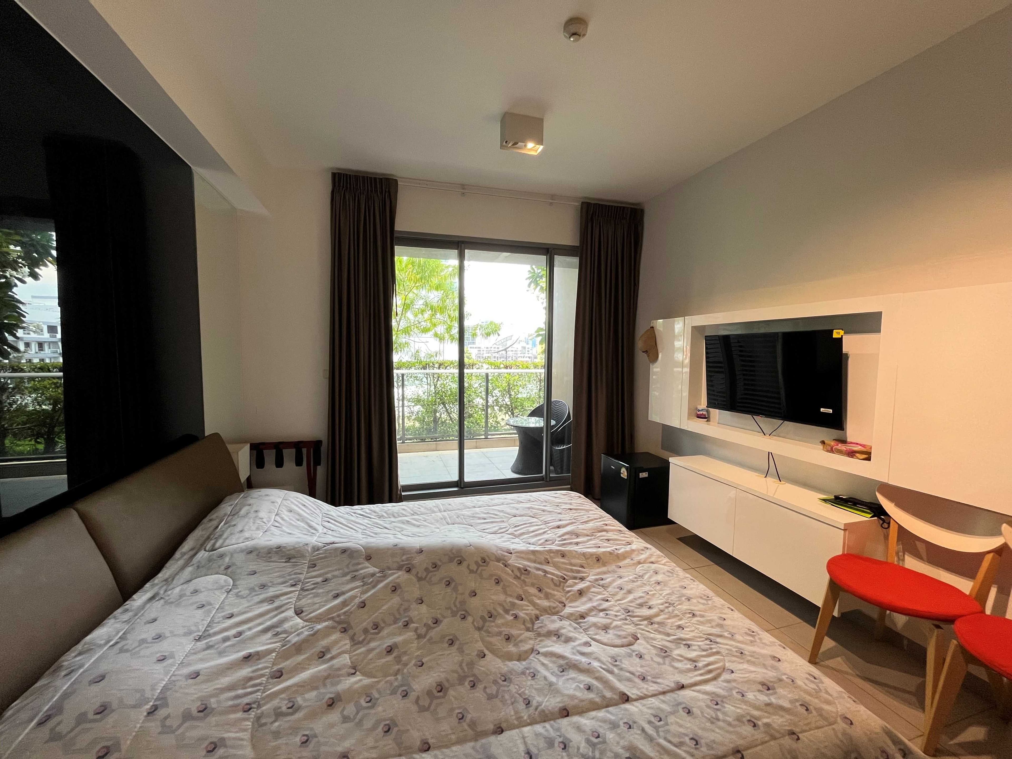 A cozy studio at The Lofts Ekkamai with big balcony next to garden