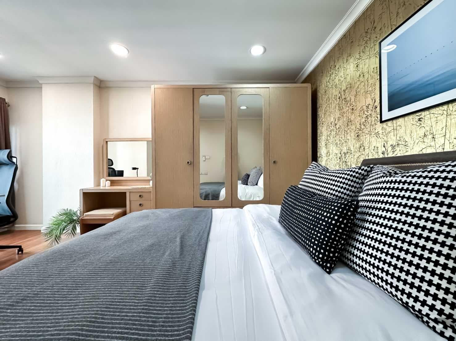 ขายพร้อมผู้เช่าคอนโด Lumpini Suite Sukhumvit 41 (ลุมพินี สวีท สุขุมวิท 41) 70 ตรม. 2 นอน 2 น้ำ ชั้น 6 พร้อมเฟอร์นิเจอร์ และ เครื่องใช้ไฟฟ้า