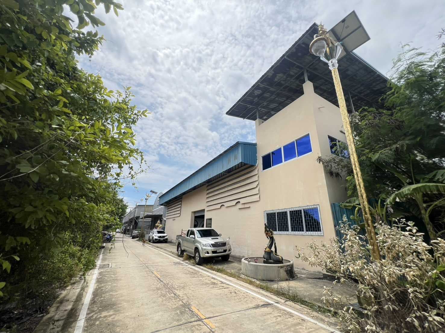 ขายโรงงาน เหมาะทำทั้งโรงงานและโกดัง อยู่ซอยกิ่งแก้ว 64 ใกล้สนามบินสุวรรณภูมิเพียง 2.6 กม.