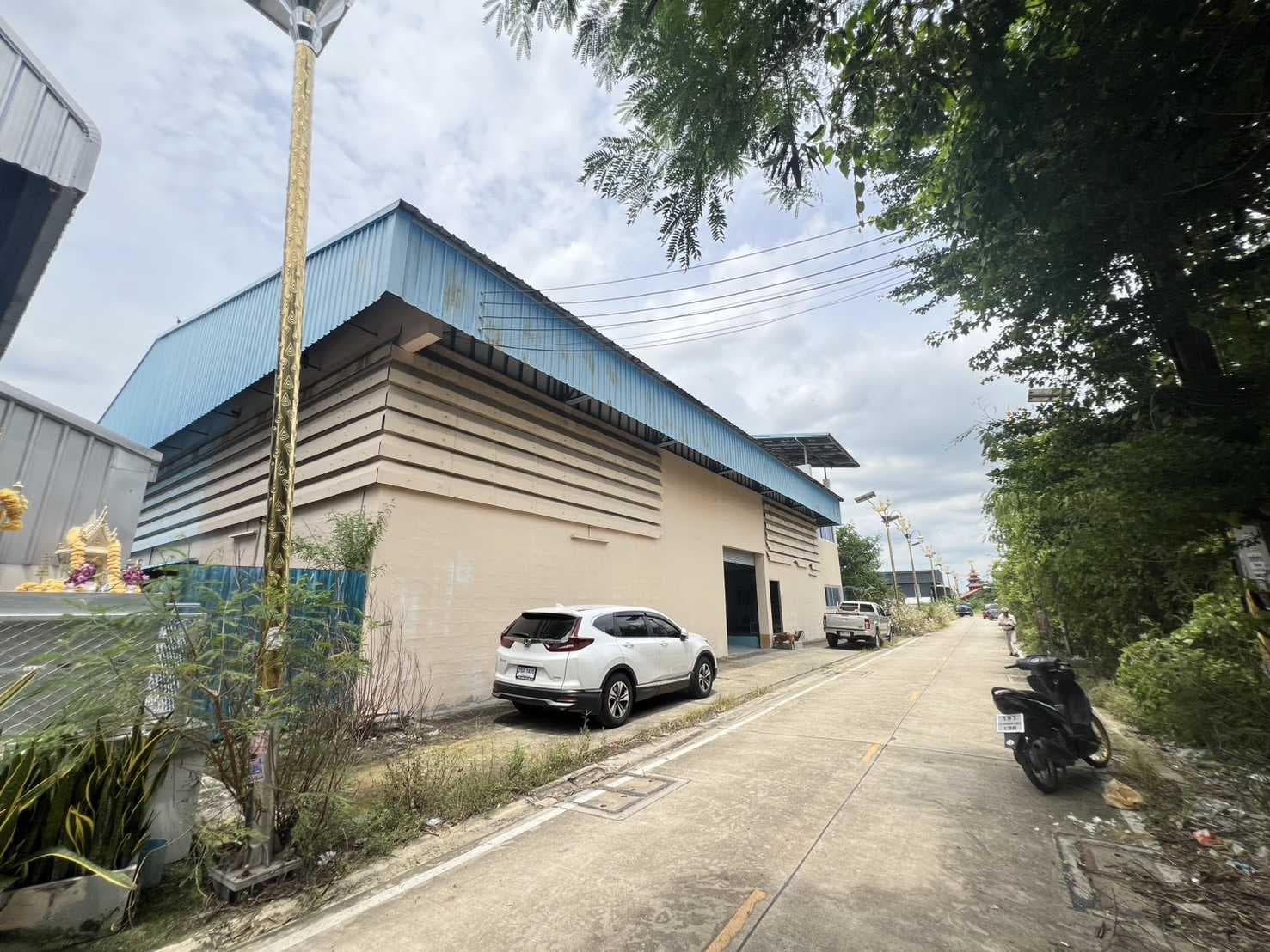 ขายโรงงาน เหมาะทำทั้งโรงงานและโกดัง อยู่ซอยกิ่งแก้ว 64 ใกล้สนามบินสุวรรณภูมิเพียง 2.6 กม.